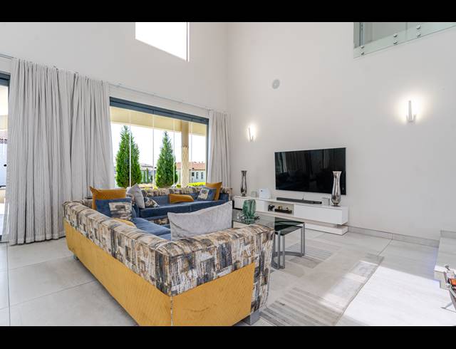 5 BEDROOM HOUSE FOR SALE IN BLUE VALLEY GOLF ESTATE